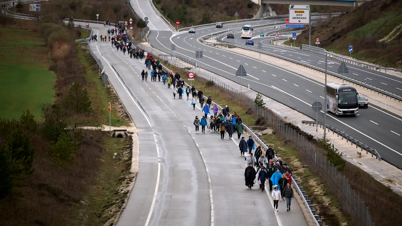 Miles de personas peregrinan a Javier durante la segunda Javierada de 2026. PABLO LASAOSA