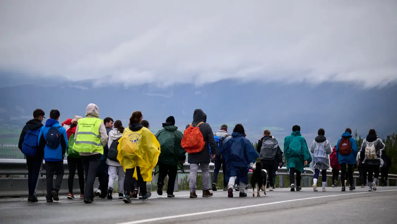 Miles de personas peregrinan a Javier durante la segunda Javierada de 2026. PABLO LASAOSA