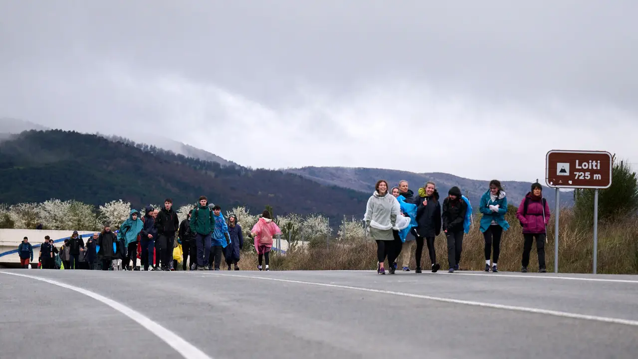 Miles de personas peregrinan a Javier durante la segunda Javierada de 2026. PABLO LASAOSA