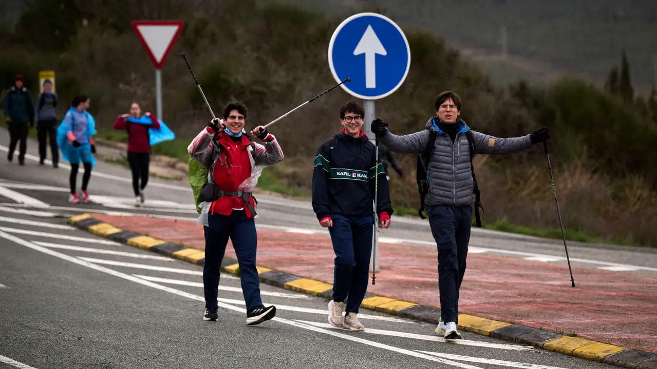 Miles de personas peregrinan a Javier durante la segunda Javierada de 2026. PABLO LASAOSA