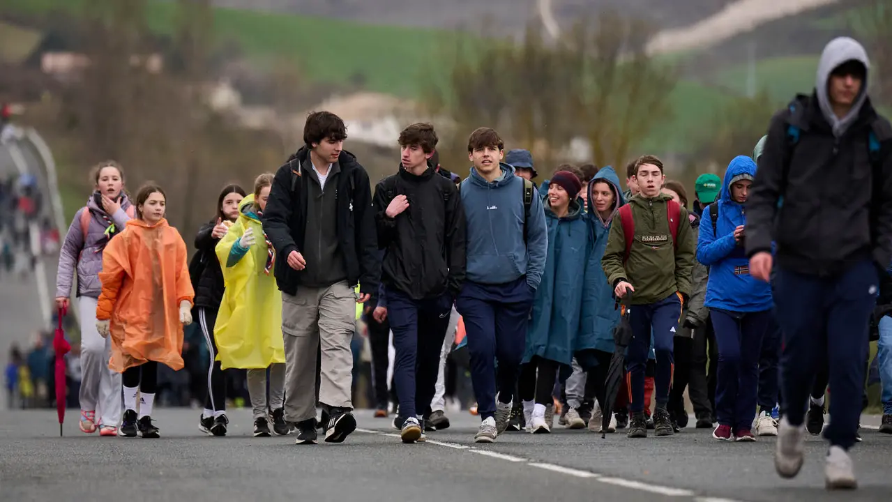 Miles de personas peregrinan a Javier durante la segunda Javierada de 2026. PABLO LASAOSA