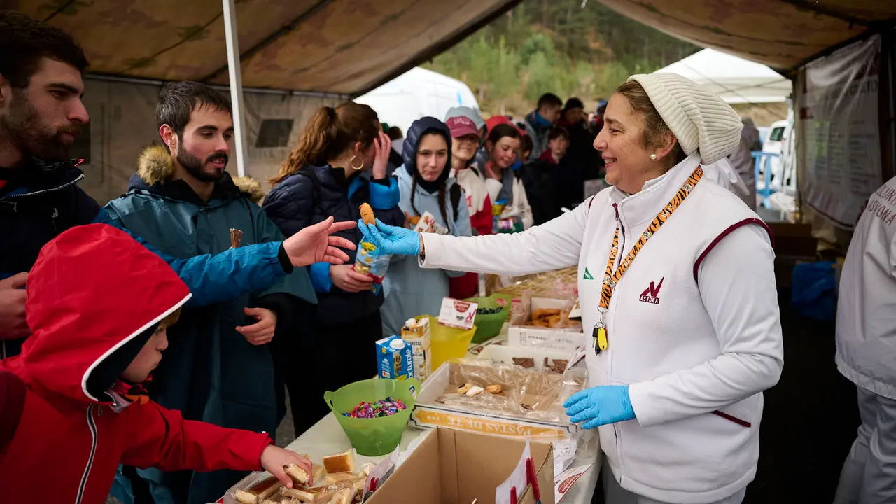Miles de personas peregrinan a Javier durante la segunda Javierada de 2026. PABLO LASAOSA