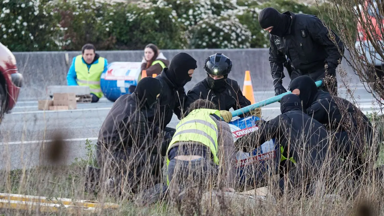Cortada durante dos horas la PA-30 por la presencia de cuatro personas con barriles de cemento con motivo de la huelga general del 17 de marzo. EDUARDO SANZ / EUROPA PRESS