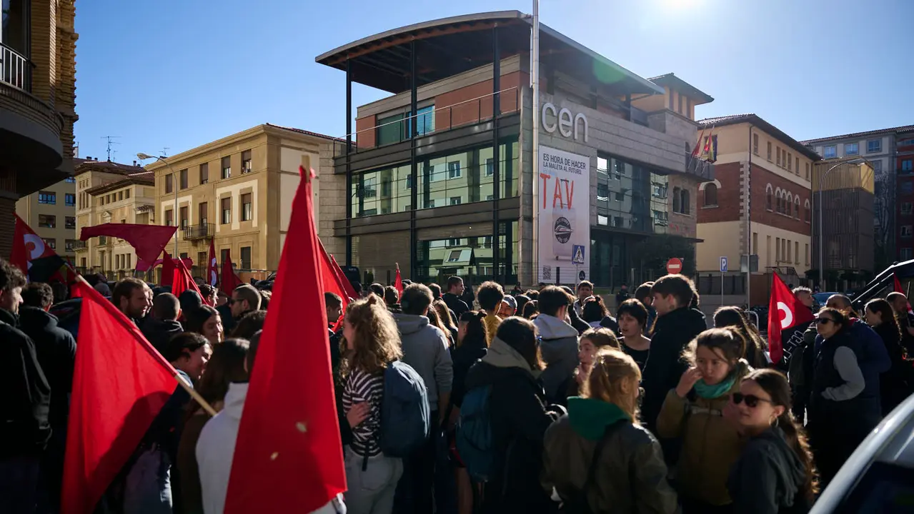 Decenas de manifestantes protestan en Pamplona durante la huelga del 17 M de 2026. PABLO LASAOSA