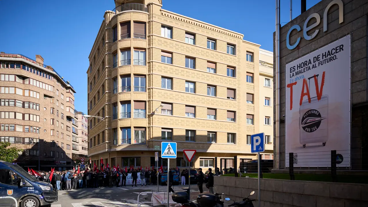 Decenas de manifestantes protestan en Pamplona durante la huelga del 17 M de 2026. PABLO LASAOSA