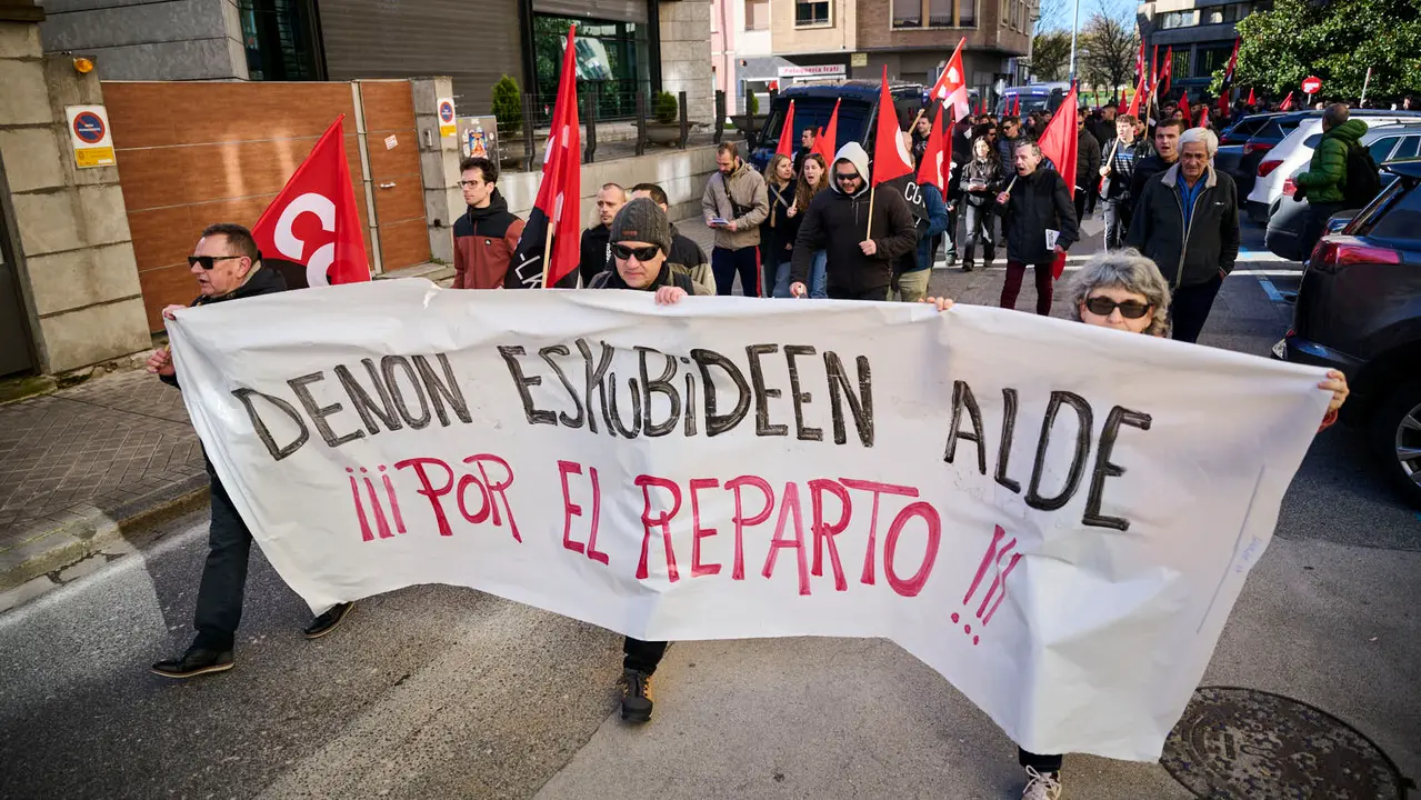 Decenas de manifestantes protestan en Pamplona durante la huelga del 17 M de 2026. PABLO LASAOSA