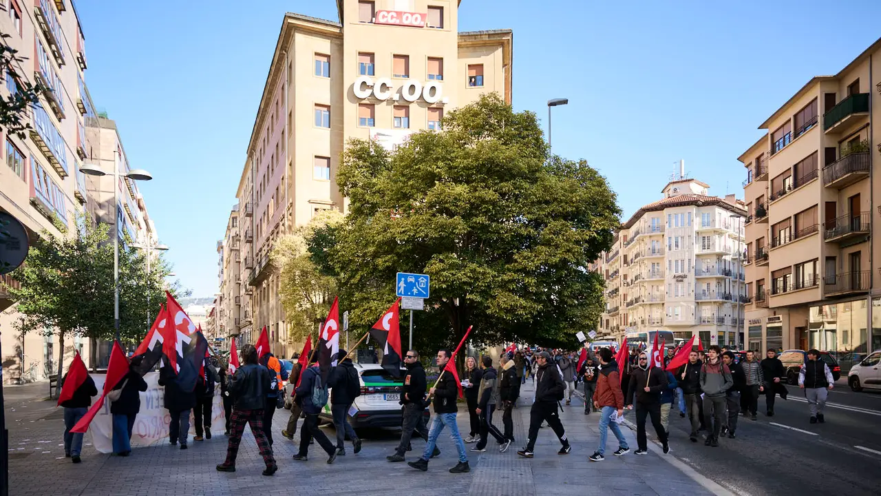 Decenas de manifestantes protestan en Pamplona durante la huelga del 17 M de 2026. PABLO LASAOSA
