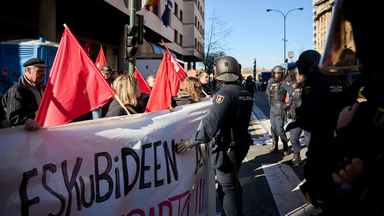Decenas de manifestantes protestan en Pamplona durante la huelga del 17 M de 2026. PABLO LASAOSA