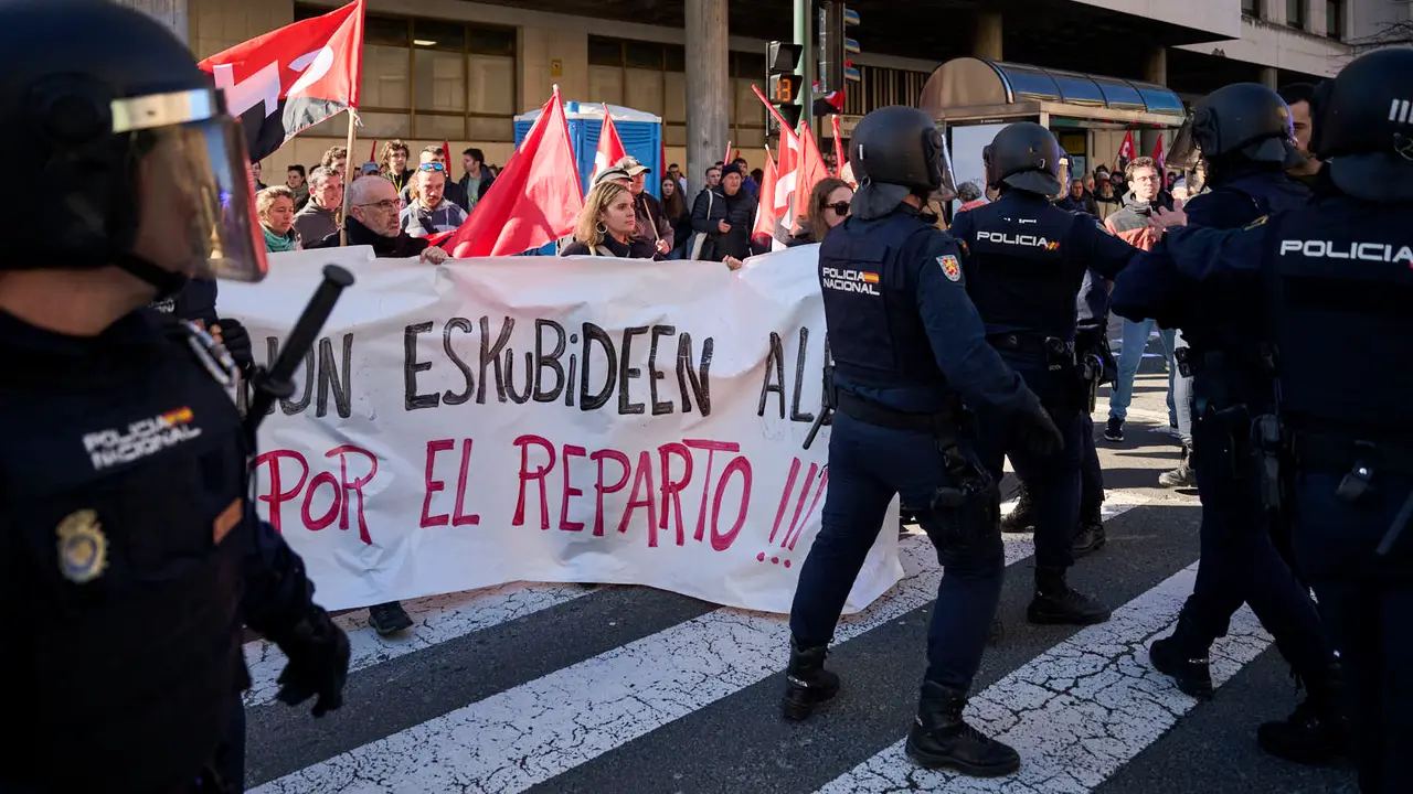 Decenas de manifestantes protestan en Pamplona durante la huelga del 17 M de 2026. PABLO LASAOSA