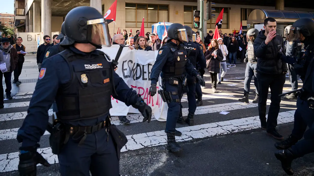 Decenas de manifestantes protestan en Pamplona durante la huelga del 17 M de 2026. PABLO LASAOSA