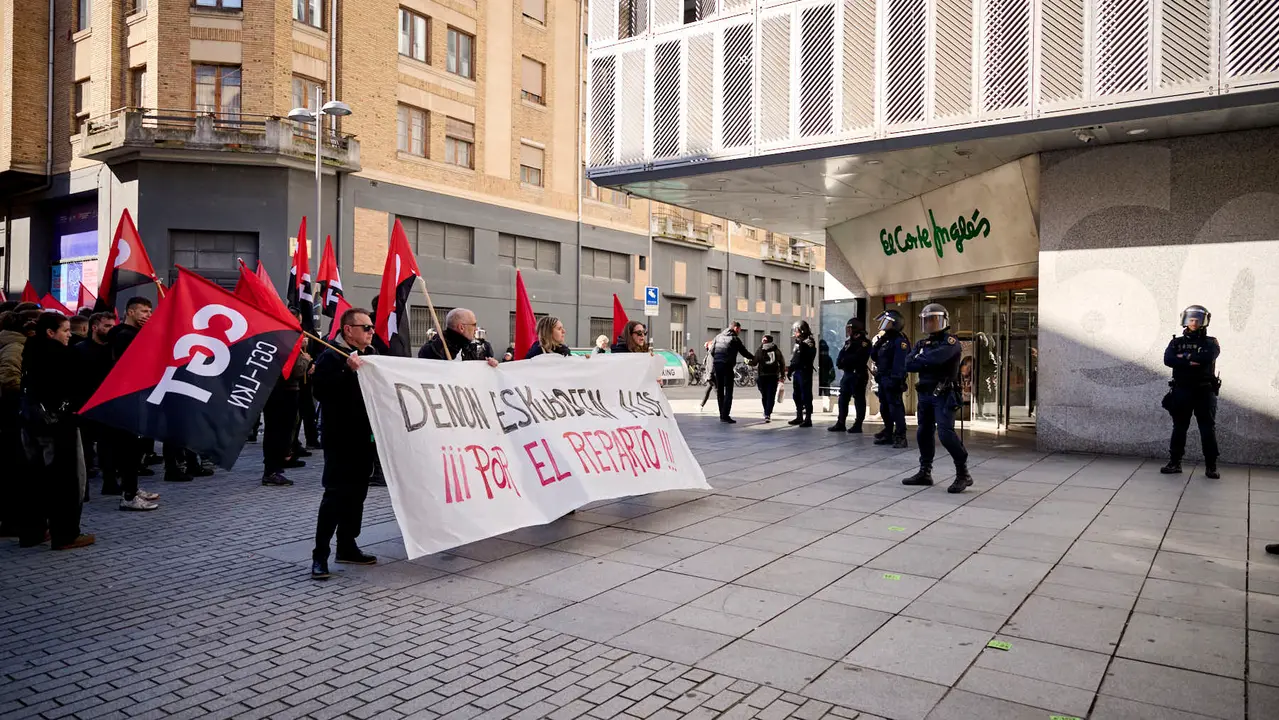 Decenas de manifestantes protestan en Pamplona durante la huelga del 17 M de 2026. PABLO LASAOSA