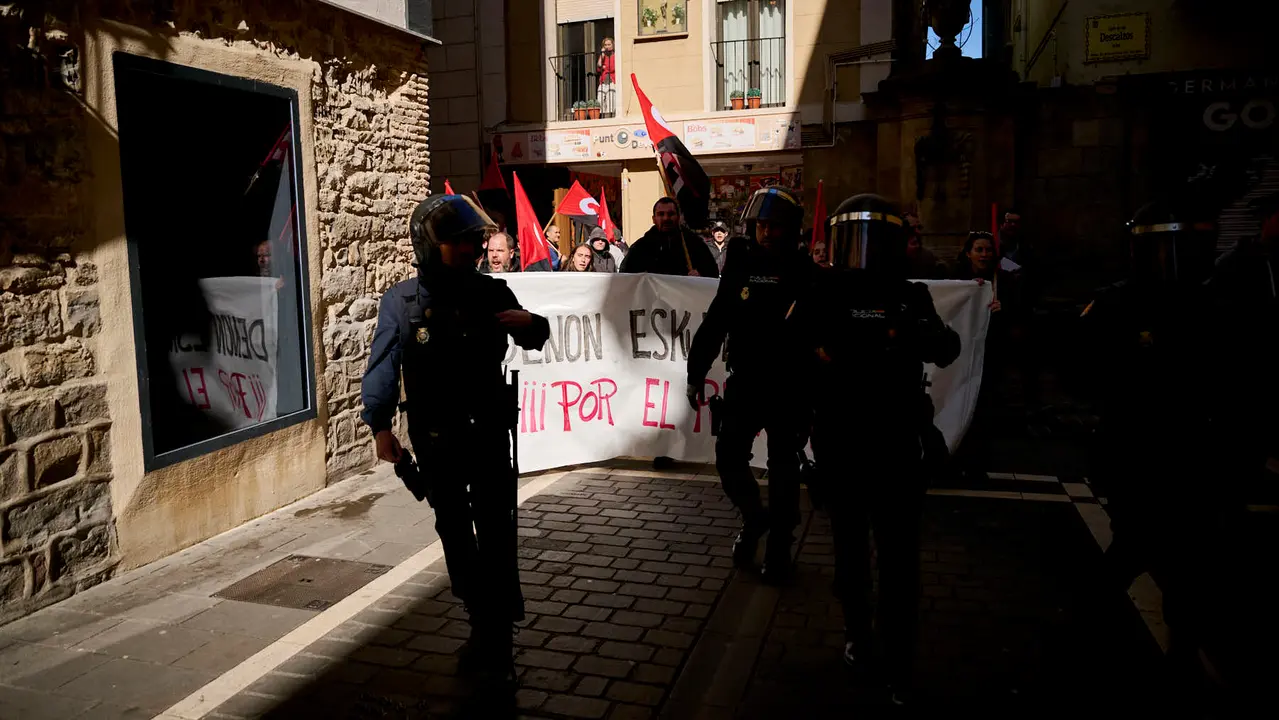 Decenas de manifestantes protestan en Pamplona durante la huelga del 17 M de 2026. PABLO LASAOSA
