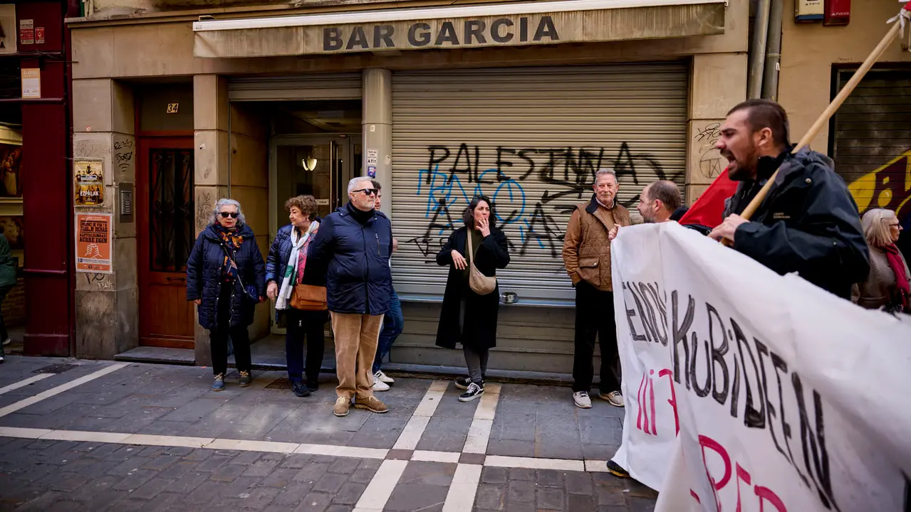 Decenas de manifestantes protestan en Pamplona durante la huelga del 17 M de 2026. PABLO LASAOSA