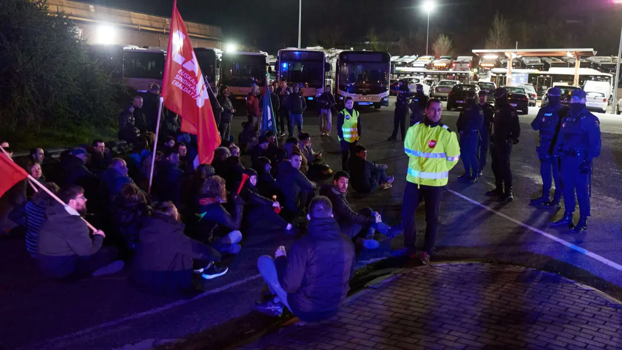 Piquete en las cocheras de las villavesas. EDUARDO SANZ / EUROPA PRESS