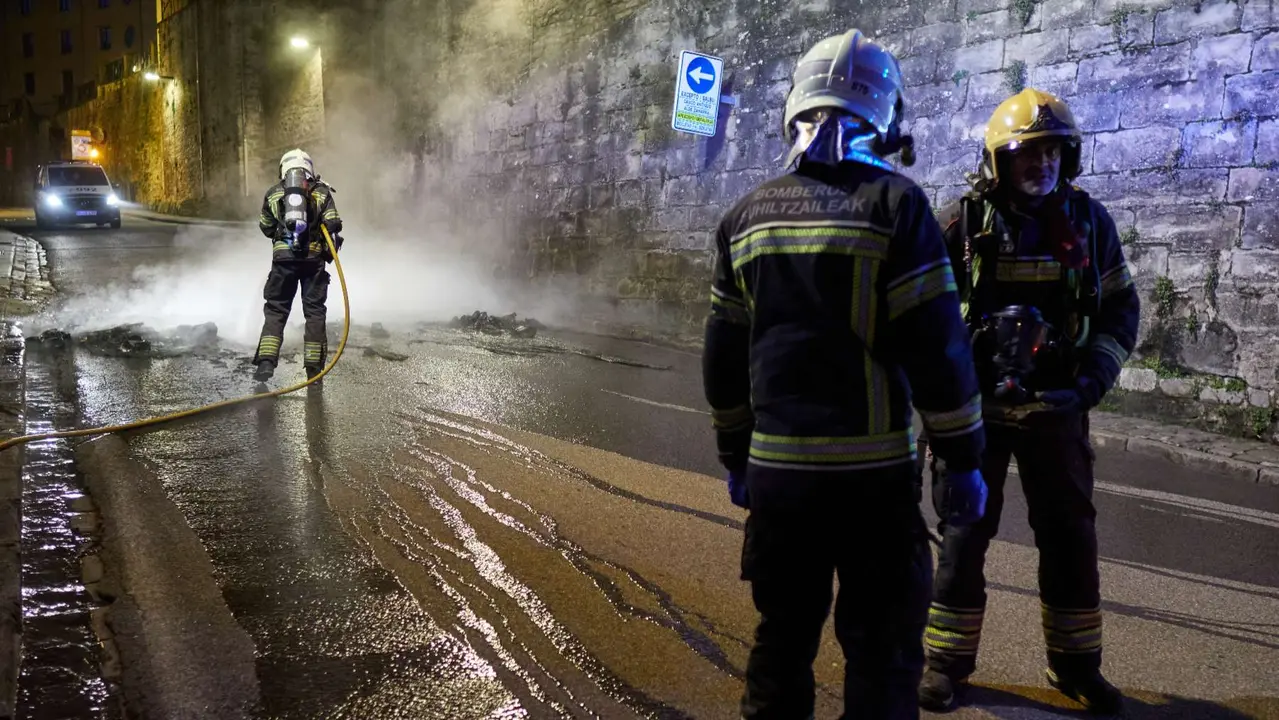 Contenedor ardiendo en Santo Domingo. EDUARDO SANZ / EUROPA PRESS