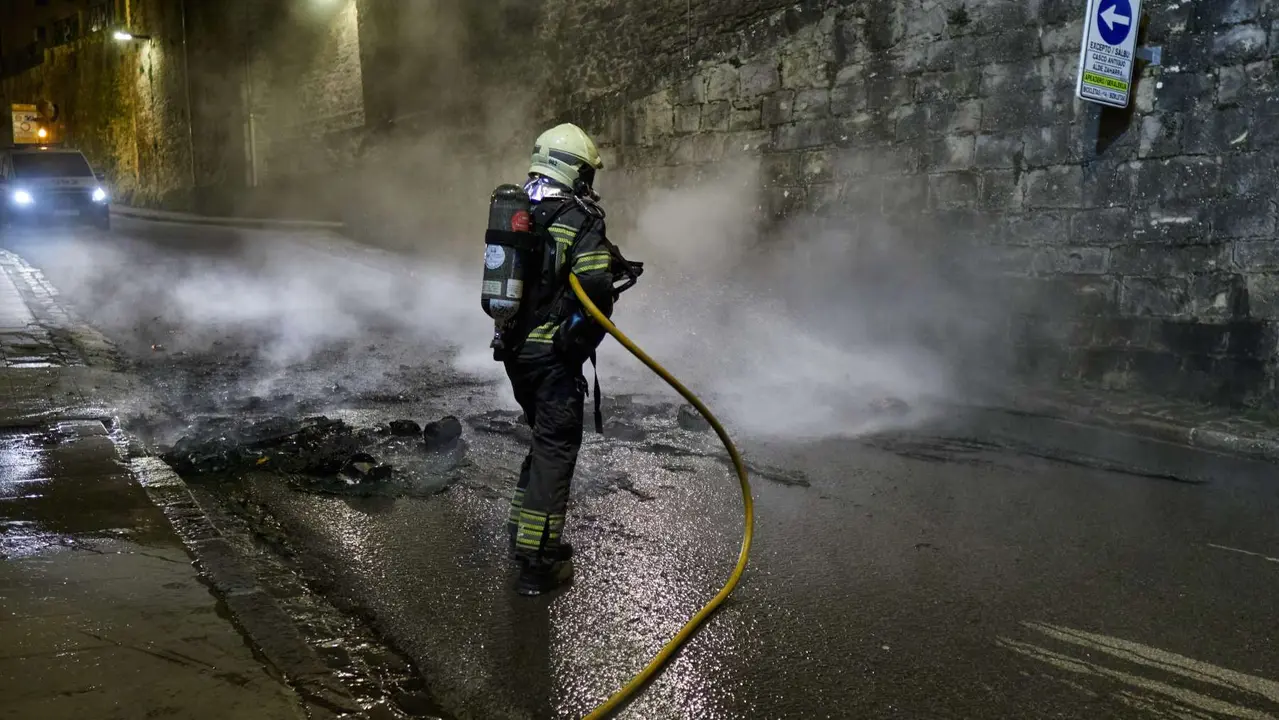 Contenedor ardiendo en Santo Domingo. EDUARDO SANZ / EUROPA PRESS