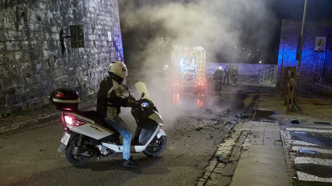 Contenedor ardiendo en Santo Domingo. EDUARDO SANZ / EUROPA PRESS