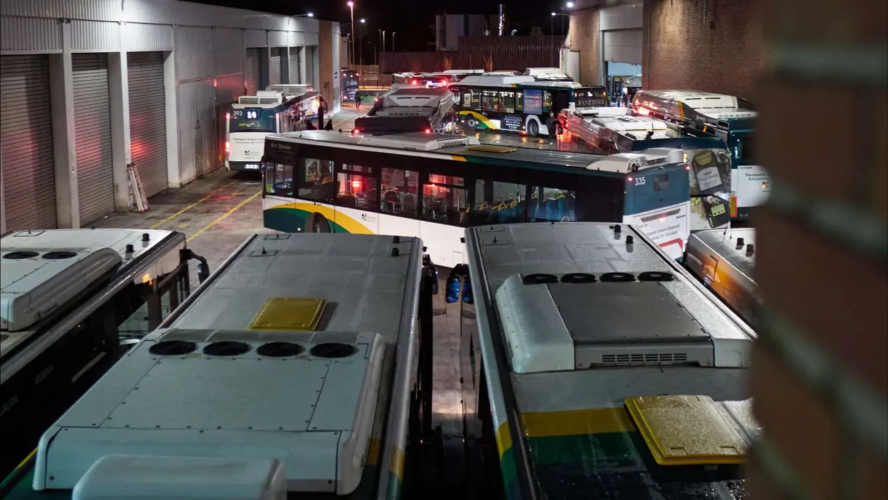 Piquete en las cocheras de las villavesas. EDUARDO SANZ / EUROPA PRESS