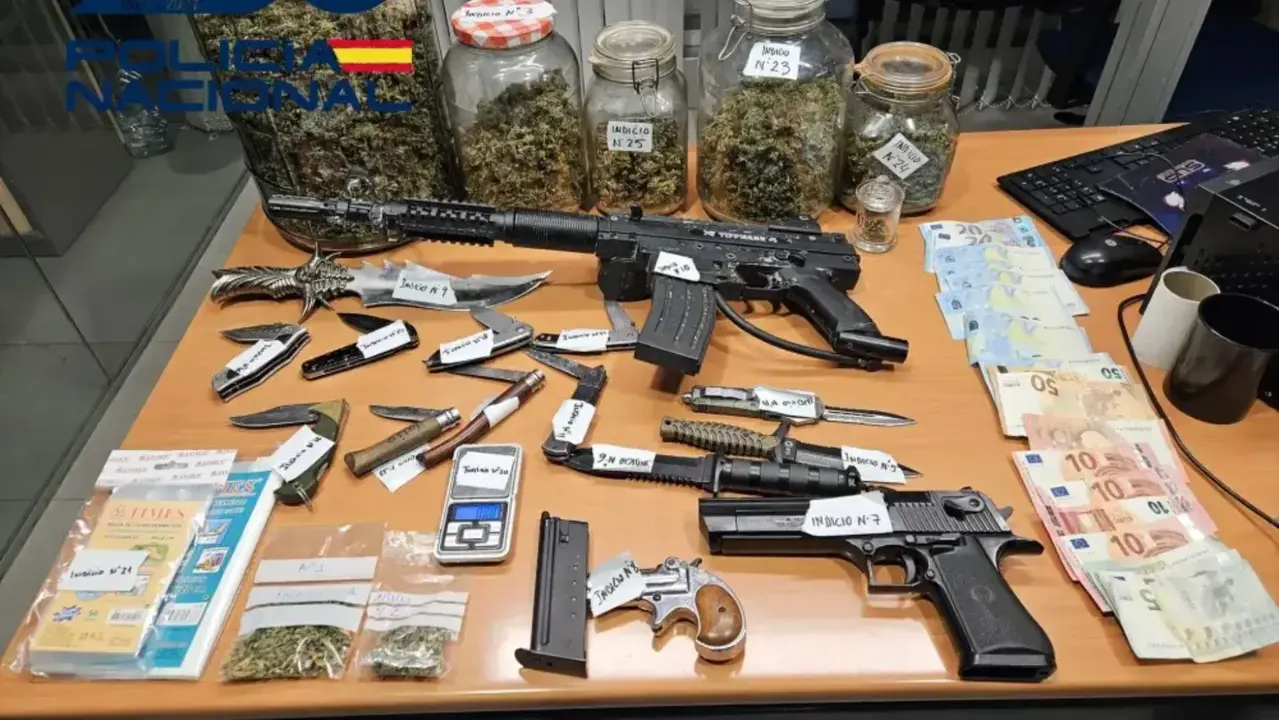 La Polic&iacute;a Nacional ha intervenido en un trastero de Pamplona 919 gramos de marihuana, tres armas de fuego simuladas y doce armas blancas. POLIC&Iacute;A NACIONAL