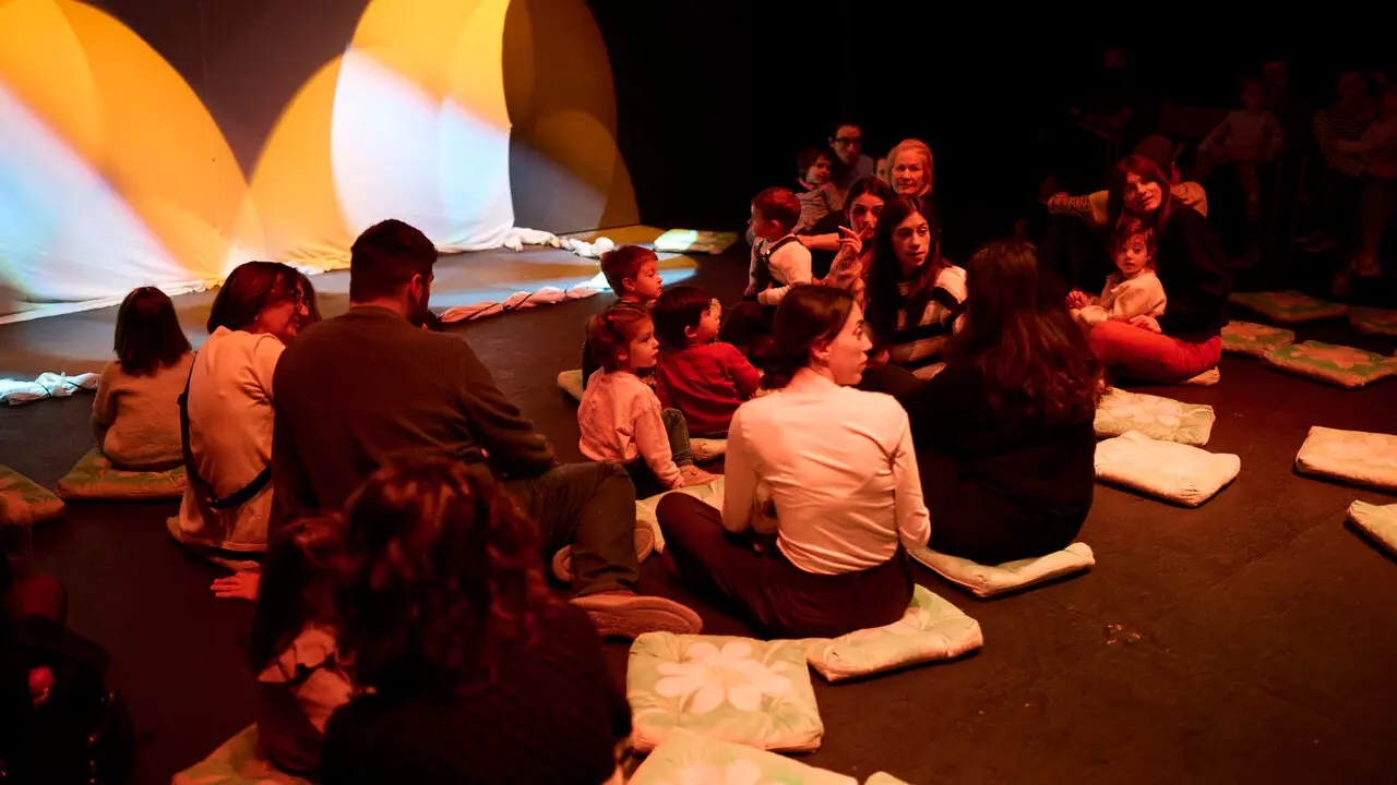 Puesta en escena del espect&aacute;culo "Danzad, danzad, bebitos" para ni&ntilde;os y acompa&ntilde;antes. PABLO LASAOSA