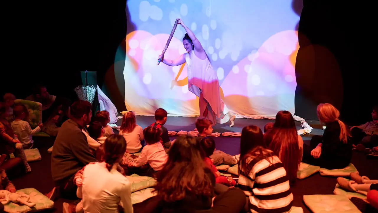 Puesta en escena del espect&aacute;culo "Danzad, danzad, bebitos" para ni&ntilde;os y acompa&ntilde;antes. PABLO LASAOSA