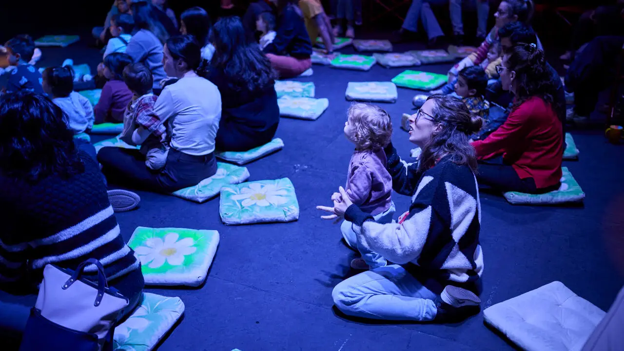 Puesta en escena del espect&aacute;culo "Danzad, danzad, bebitos" para ni&ntilde;os y acompa&ntilde;antes. PABLO LASAOSA