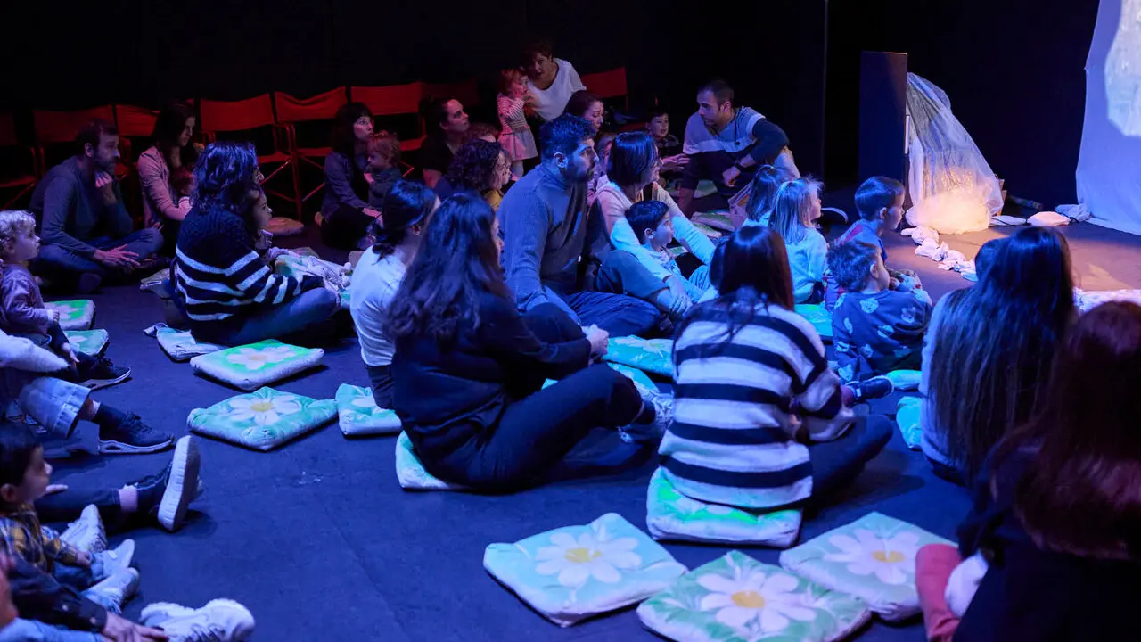 Puesta en escena del espect&aacute;culo "Danzad, danzad, bebitos" para ni&ntilde;os y acompa&ntilde;antes. PABLO LASAOSA