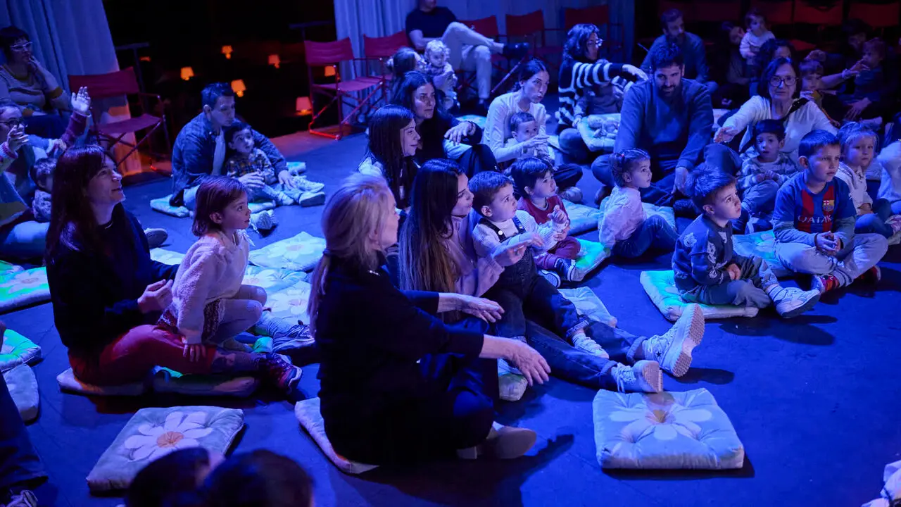 Puesta en escena del espect&aacute;culo "Danzad, danzad, bebitos" para ni&ntilde;os y acompa&ntilde;antes. PABLO LASAOSA