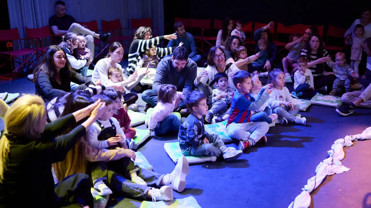 Puesta en escena del espect&aacute;culo "Danzad, danzad, bebitos" para ni&ntilde;os y acompa&ntilde;antes. PABLO LASAOSA