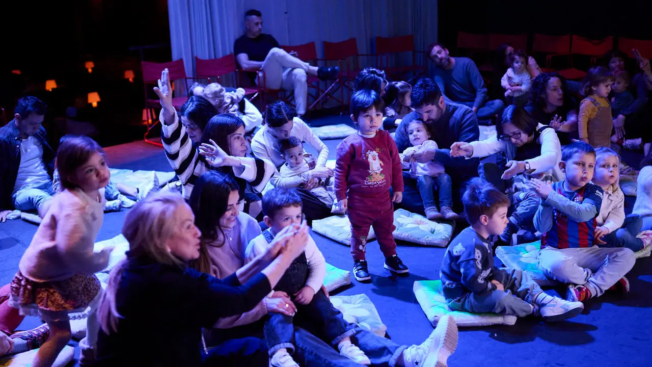 Puesta en escena del espect&aacute;culo "Danzad, danzad, bebitos" para ni&ntilde;os y acompa&ntilde;antes. PABLO LASAOSA