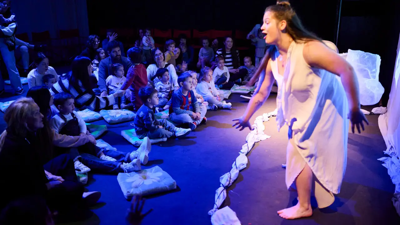 Puesta en escena del espect&aacute;culo "Danzad, danzad, bebitos" para ni&ntilde;os y acompa&ntilde;antes. PABLO LASAOSA