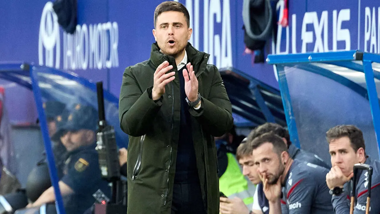 Alessio Lisci (entrenador CA Osasuna) durante el partido de La Liga EA Sports entre CA Osasuna y Girona FC disputado en el estadio de El Sadar en Pamplona. I&Ntilde;IGO ALZUGARAY