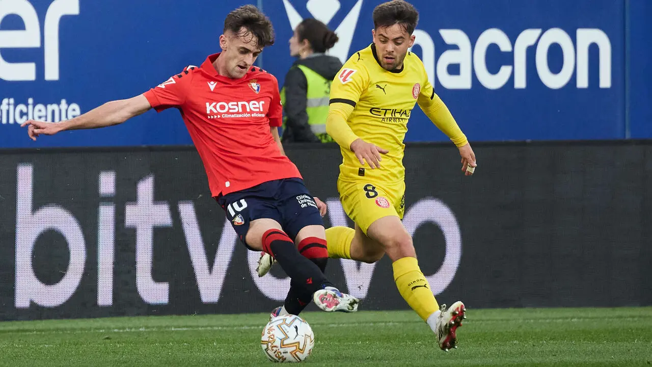 Aimar Oroz (10. CA Osasuna) y Fran Beltr&aacute;n (8. Girona FC) durante el partido de La Liga EA Sports entre CA Osasuna y Girona FC disputado en el estadio de El Sadar en Pamplona. I&Ntilde;IGO ALZUGARAY