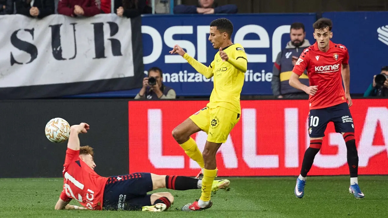 V&iacute;ctor Mu&ntilde;oz (21. CA Osasuna), Azzedine Ounahi (18. Girona FC) y Aimar Oroz (10. CA Osasuna) durante el partido de La Liga EA Sports entre CA Osasuna y Girona FC disputado en el estadio de El Sadar en Pamplona. I&Ntilde;IGO ALZUGARAY