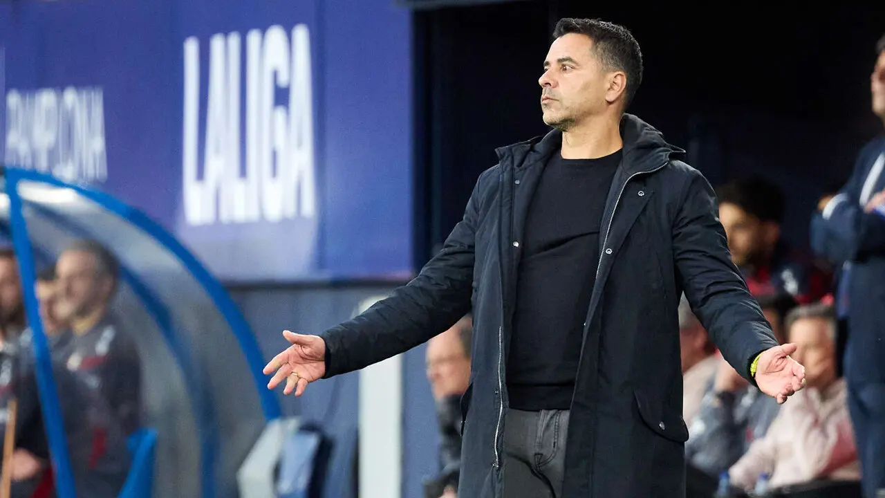Michel S&aacute;nchez (entrenador Girona FC) durante el partido de La Liga EA Sports entre CA Osasuna y Girona FC disputado en el estadio de El Sadar en Pamplona. I&Ntilde;IGO ALZUGARAY