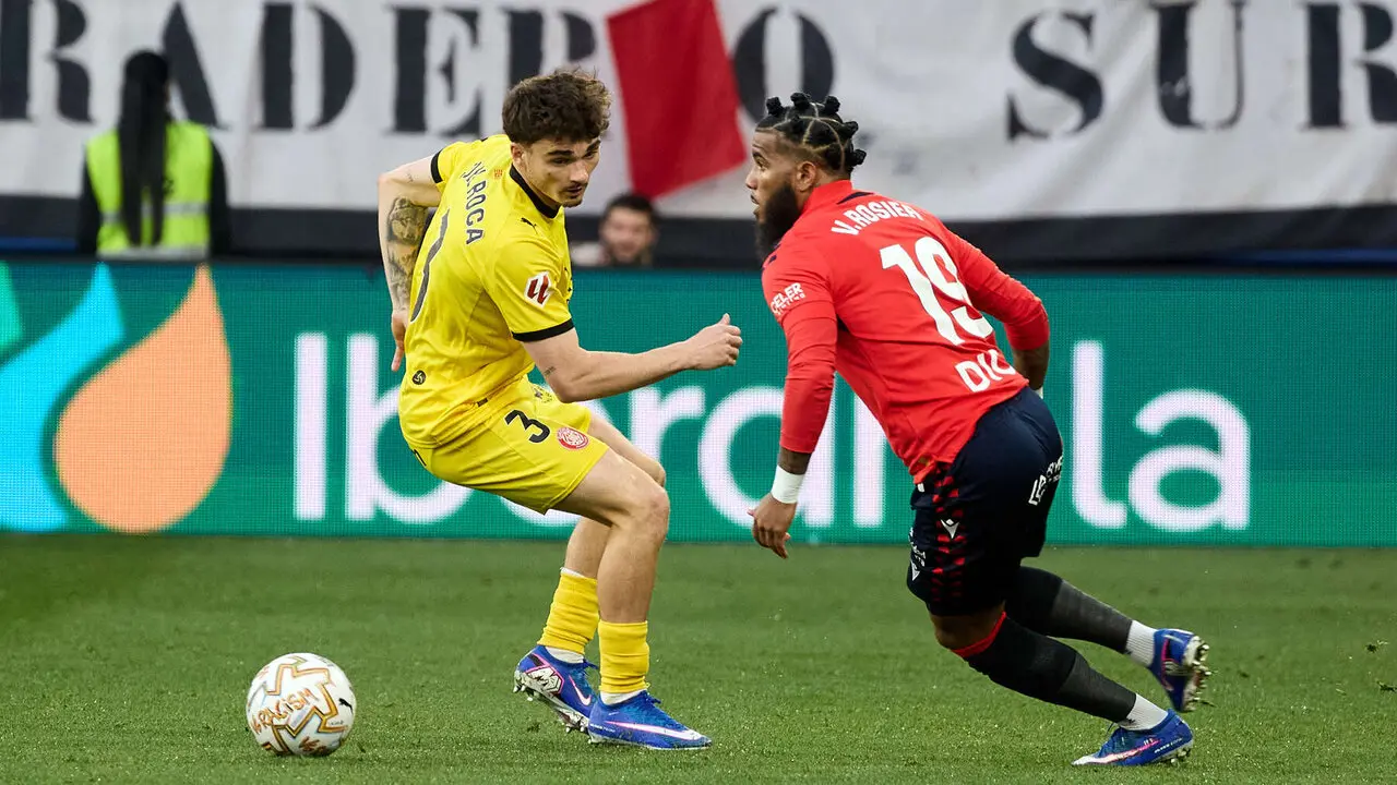 Joel Roca (3. Girona FC) y Valentin Rosier (19. CA Osasuna) durante el partido de La Liga EA Sports entre CA Osasuna y Girona FC disputado en el estadio de El Sadar en Pamplona. I&Ntilde;IGO ALZUGARAY