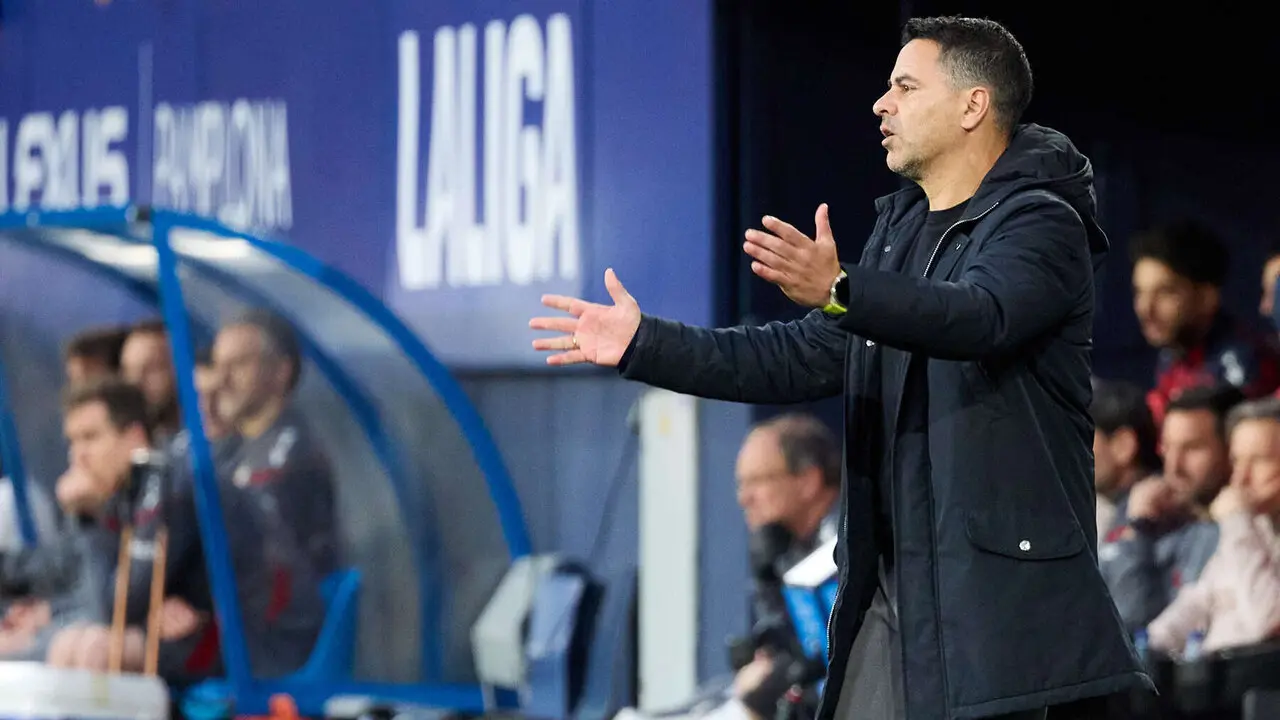 Michel S&aacute;nchez (entrenador Girona FC) durante el partido de La Liga EA Sports entre CA Osasuna y Girona FC disputado en el estadio de El Sadar en Pamplona. I&Ntilde;IGO ALZUGARAY