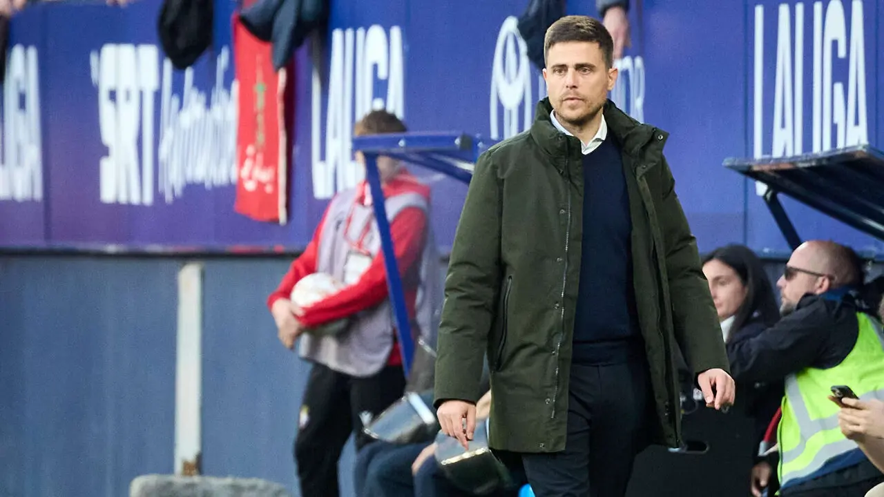 Alessio Lisci (entrenador CA Osasuna) durante el partido de La Liga EA Sports entre CA Osasuna y Girona FC disputado en el estadio de El Sadar en Pamplona. I&Ntilde;IGO ALZUGARAY