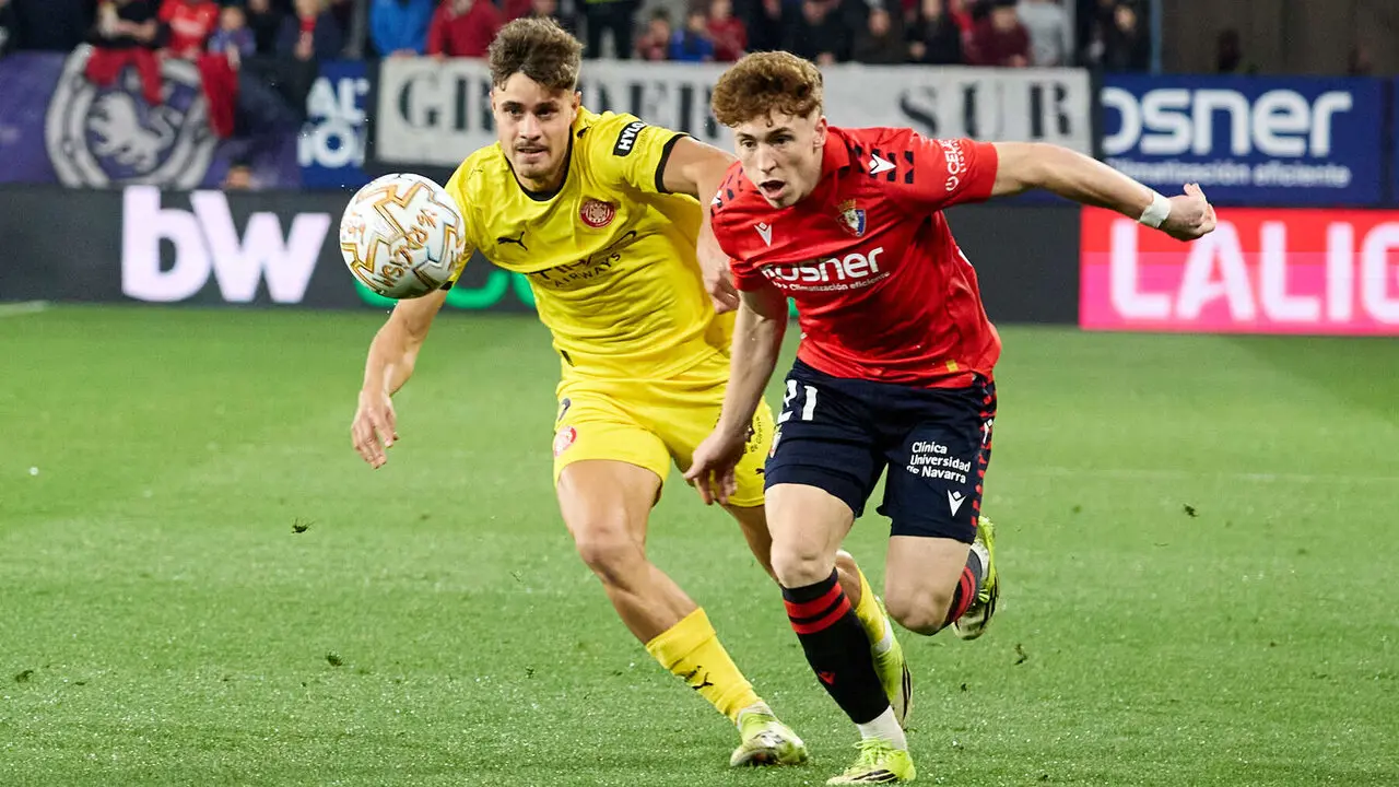 Hugo Rinc&oacute;n (2. Girona FC) y V&iacute;ctor Mu&ntilde;oz (21. CA Osasuna) durante el partido de La Liga EA Sports entre CA Osasuna y Girona FC disputado en el estadio de El Sadar en Pamplona. I&Ntilde;IGO ALZUGARAY