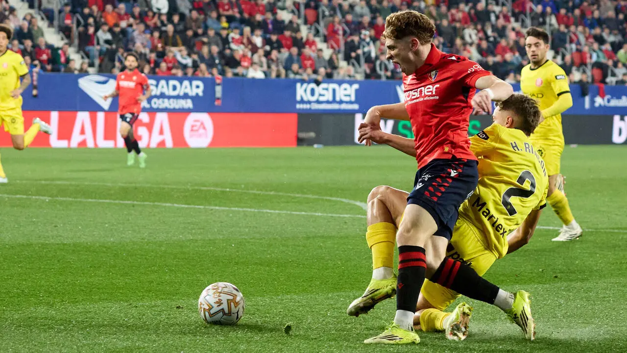 V&iacute;ctor Mu&ntilde;oz (21. CA Osasuna) y Hugo Rinc&oacute;n (2. Girona FC) durante el partido de La Liga EA Sports entre CA Osasuna y Girona FC disputado en el estadio de El Sadar en Pamplona. I&Ntilde;IGO ALZUGARAY