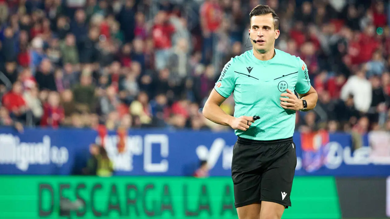Jose Luis Guzman (&aacute;rbitro del partido) durante el partido de La Liga EA Sports entre CA Osasuna y Girona FC disputado en el estadio de El Sadar en Pamplona. I&Ntilde;IGO ALZUGARAY