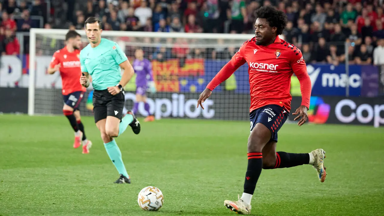 Enzo Boyomo (22. CA Osasuna) durante el partido de La Liga EA Sports entre CA Osasuna y Girona FC disputado en el estadio de El Sadar en Pamplona. I&Ntilde;IGO ALZUGARAY