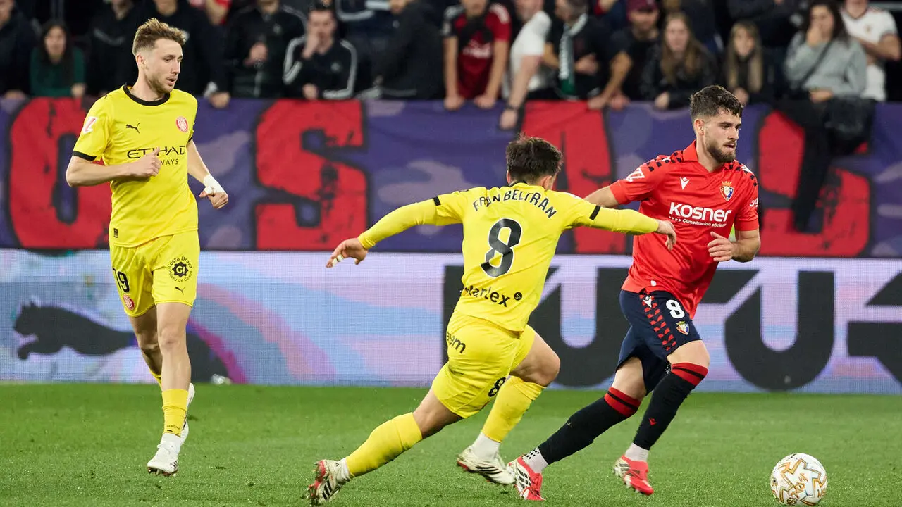 Vladyslav Vanat (19. Girona FC), Fran Beltr&aacute;n (8. Girona FC) y Iker Mu&ntilde;oz (8. CA Osasuna) durante el partido de La Liga EA Sports entre CA Osasuna y Girona FC disputado en el estadio de El Sadar en Pamplona. I&Ntilde;IGO ALZUGARAY