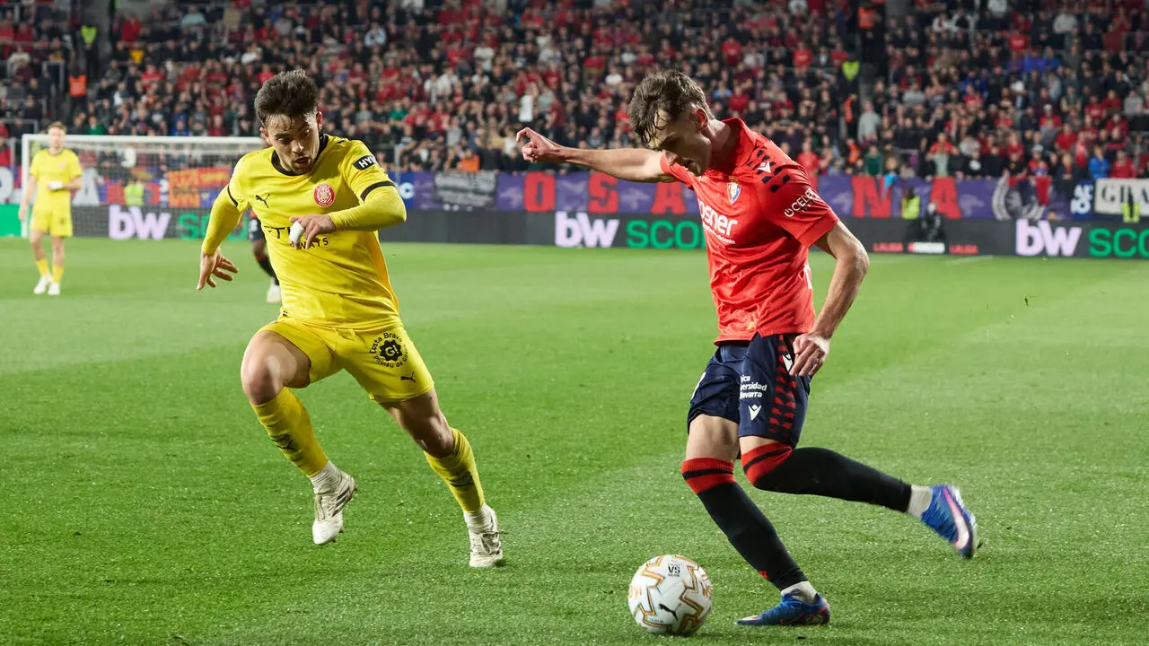 Fran Beltr&aacute;n (8. Girona FC) y Aimar Oroz (10. CA Osasuna) durante el partido de La Liga EA Sports entre CA Osasuna y Girona FC disputado en el estadio de El Sadar en Pamplona. I&Ntilde;IGO ALZUGARAY