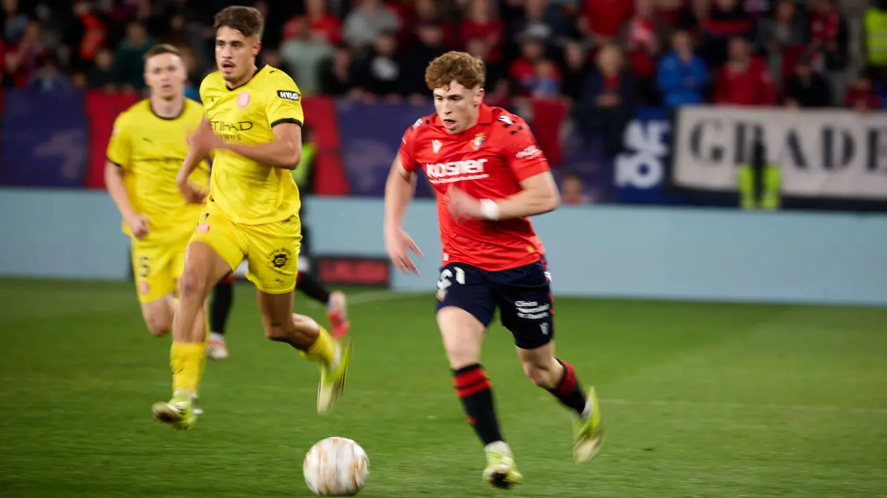V&iacute;ctor Mu&ntilde;oz (21. CA Osasuna) durante el partido de La Liga EA Sports entre CA Osasuna y Girona FC disputado en el estadio de El Sadar en Pamplona. I&Ntilde;IGO ALZUGARAY