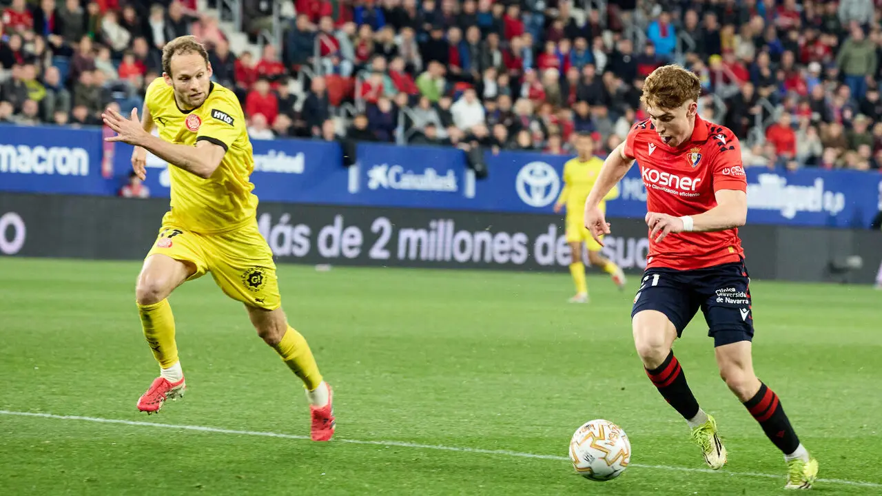 Daley Blind (17. Girona FC) y V&iacute;ctor Mu&ntilde;oz (21. CA Osasuna) durante el partido de La Liga EA Sports entre CA Osasuna y Girona FC disputado en el estadio de El Sadar en Pamplona. I&Ntilde;IGO ALZUGARAY