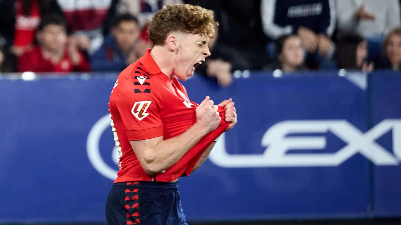 V&iacute;ctor Mu&ntilde;oz (21. CA Osasuna) durante el partido de La Liga EA Sports entre CA Osasuna y Girona FC disputado en el estadio de El Sadar en Pamplona. I&Ntilde;IGO ALZUGARAY