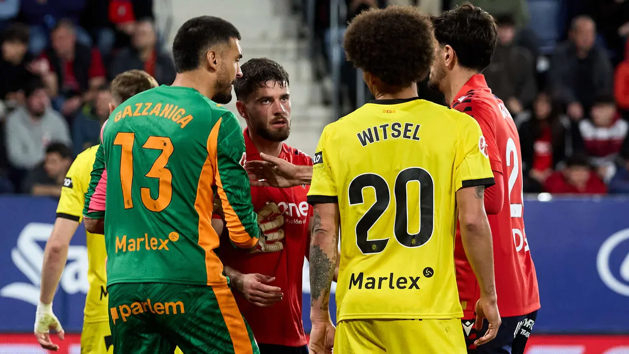 Paulo Gazzaniga (13. Girona FC), Iker Mu&ntilde;oz (8. CA Osasuna), Axel Witsel (20. Girona FC) y Alejandro Catena (24. CA Osasuna) durante el partido de La Liga EA Sports entre CA Osasuna y Girona FC disputado en el estadio de El Sadar en Pamplona. I&Ntilde;IGO ALZUGARAY
