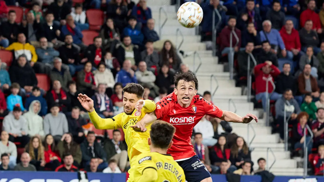 &Aacute;lex Moreno (24. Girona FC) y Ante Budimir (17. CA Osasuna) durante el partido de La Liga EA Sports entre CA Osasuna y Girona FC disputado en el estadio de El Sadar en Pamplona. I&Ntilde;IGO ALZUGARAY