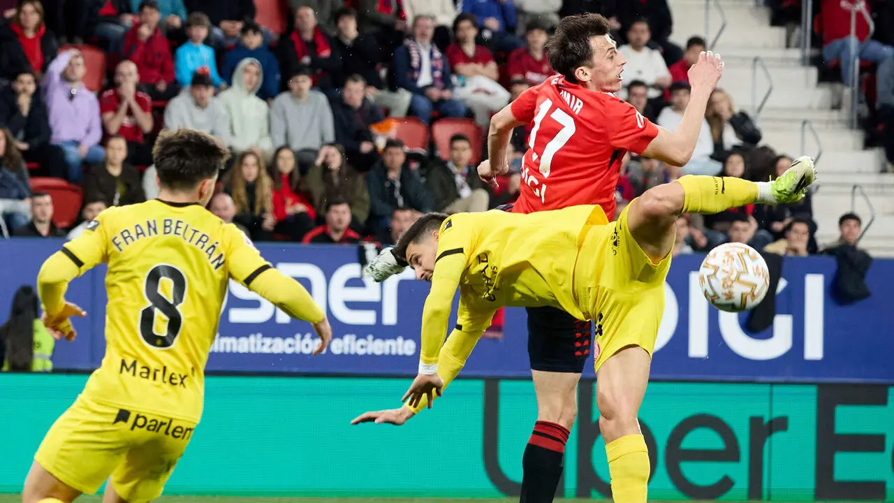 Fran Beltr&aacute;n (8. Girona FC), &Aacute;lex Moreno (24. Girona FC) y Ante Budimir (17. CA Osasuna) durante el partido de La Liga EA Sports entre CA Osasuna y Girona FC disputado en el estadio de El Sadar en Pamplona. I&Ntilde;IGO ALZUGARAY